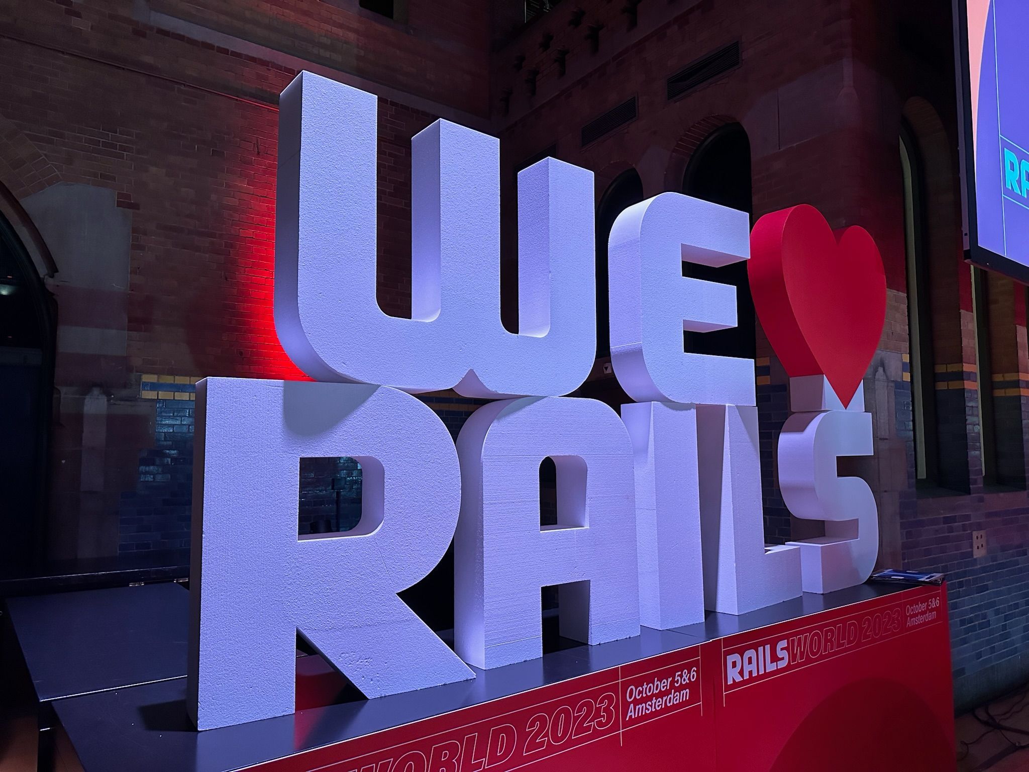 Ein Foto auf dem die Worte We love Rails zu sehen sind